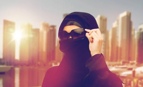 Muslimsk kvinna i hijab och solglasögon i dubai city — Stockfoto