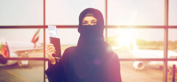 Biletin ve pasaportun Havaalanı'nda Müslüman kadınla — Stok fotoğraf