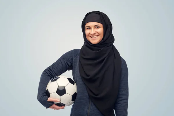 Feliz mujer musulmana en hijab con el fútbol — Foto de Stock
