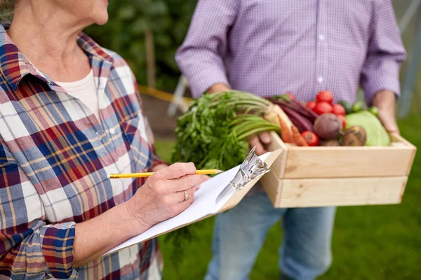 Senior paar met doos met groenten op boerderij — Stockfoto