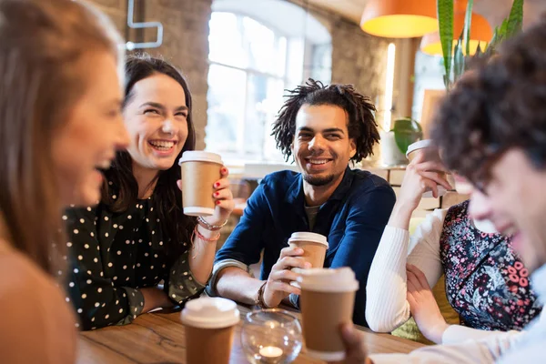 Amici felici bere caffè al ristorante — Foto Stock