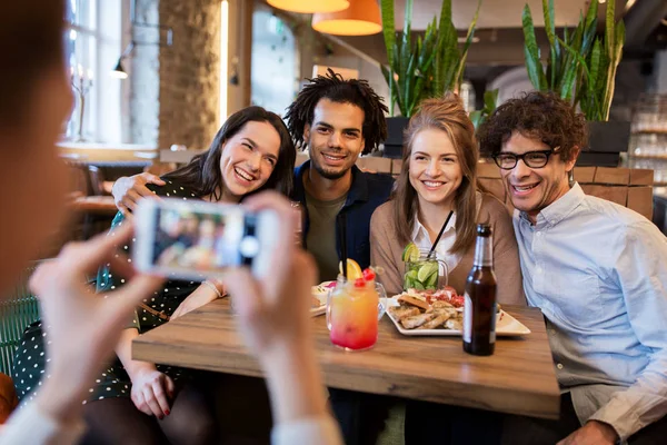 Amici con smartphone fotografare al caffè — Foto Stock