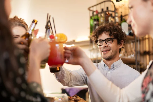 Amigos felices tintineo bebidas en el bar o cafetería — Foto de Stock