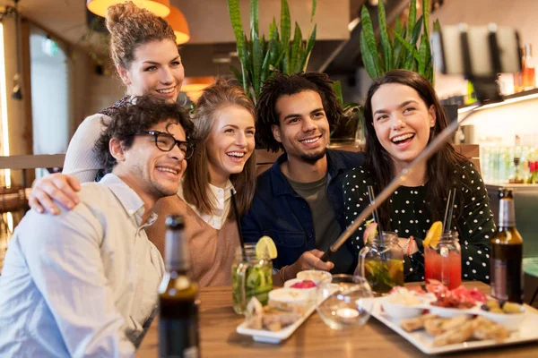 Amigos tomando selfie por teléfono inteligente en el bar o cafetería — Foto de Stock