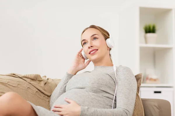 음악을 헤드폰으로 임신한 여자 — 스톡 사진