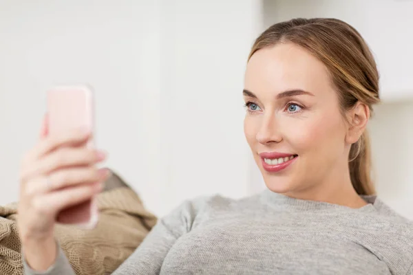 행복 한 여자 집에서 스마트폰으로 selfie를 복용 — 스톡 사진