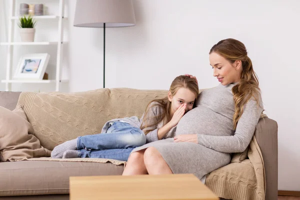 임산부와 뱃속에 있는 아기에 게 이야기 하는 여자 — 스톡 사진