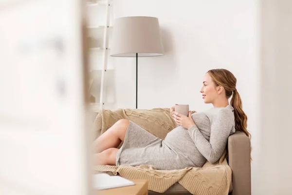 Felice donna incinta con tazza di tè a casa — Foto Stock