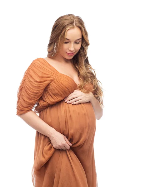 Mulher grávida feliz tocando sua barriga grande — Fotografia de Stock