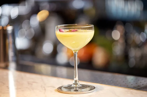 Glas cocktail in bar of restaurant — Stockfoto