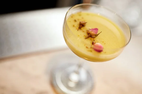 Glas cocktail in bar of restaurant — Stockfoto