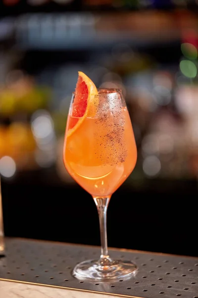 Glas van grapefruit cocktail in bar — Stockfoto