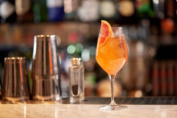 Glas van grapefruit cocktail in bar — Stockfoto