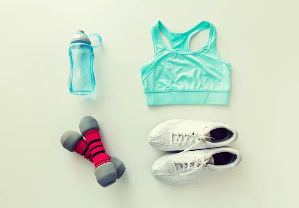 Close-up de sportswear, halteres e garrafa — Fotografia de Stock