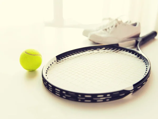 Primer plano de raqueta de tenis con pelota y zapatillas deportivas — Foto de Stock