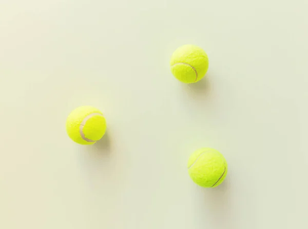 Primer plano de tres bolas de tenis amarillas — Foto de Stock