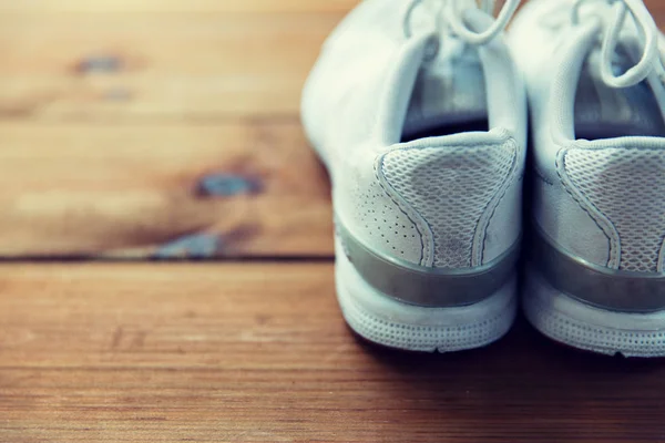 Primer plano de zapatillas en piso de madera —  Fotos de Stock