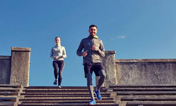 Coppia felice camminando al piano di sotto sullo stadio — Foto Stock