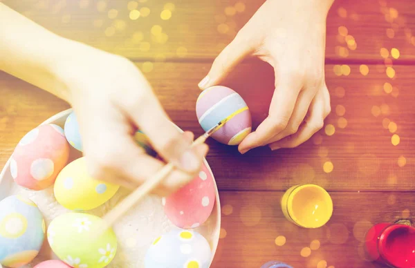 Close up of woman hands coloring easter eggs — Stock Photo, Image