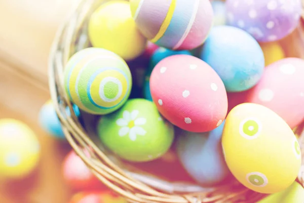 Close-up de ovos de páscoa coloridos na cesta — Fotografia de Stock