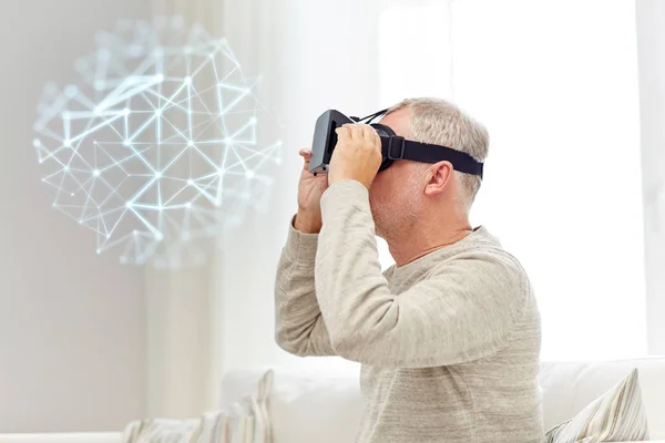 Oude man in virtuele werkelijkheid hoofdtelefoon of 3D-bril — Stockfoto