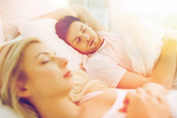 Lyckliga par sover i sängen hemma — Stockfoto