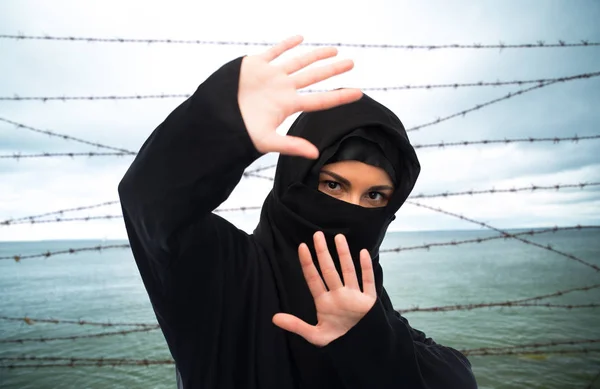 Femme musulmane en hijab faire un geste de protection — Photo