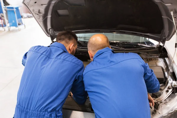 Monteur mannen repareren auto bij workshop — Stockfoto