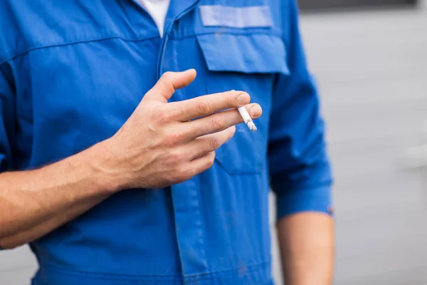 Perto de auto mecânico fumar cigarro — Fotografia de Stock