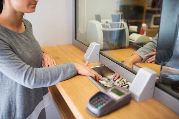 Müşteri banka ofisinde nakit para vererek katip — Stok fotoğraf