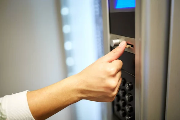 Hand invoegen euromunt vending machine — Stockfoto
