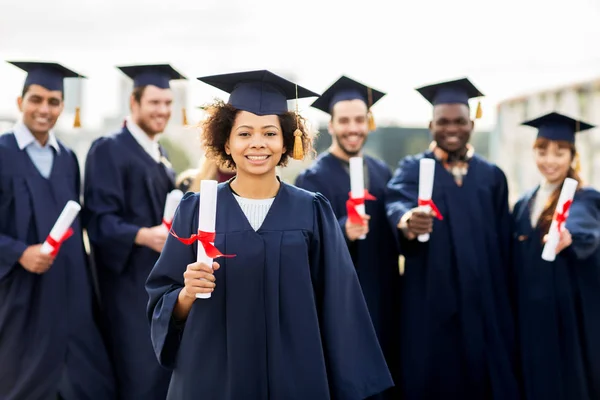 Boldog diákok habarcs táblák diplomák — Stock Fotó