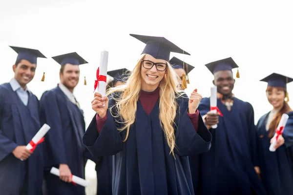 Glückliche Studentin mit Diplom feiert Abschluss — Stockfoto