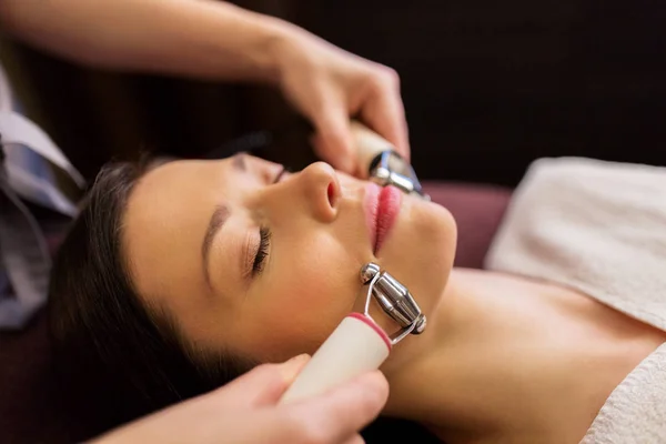 Mulher com hidratante tratamento facial no spa — Fotografia de Stock