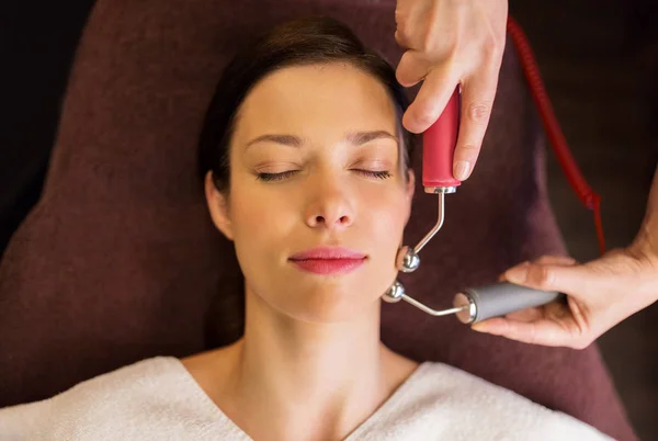 Woman having hydradermie facial treatment in spa — Stock Photo, Image