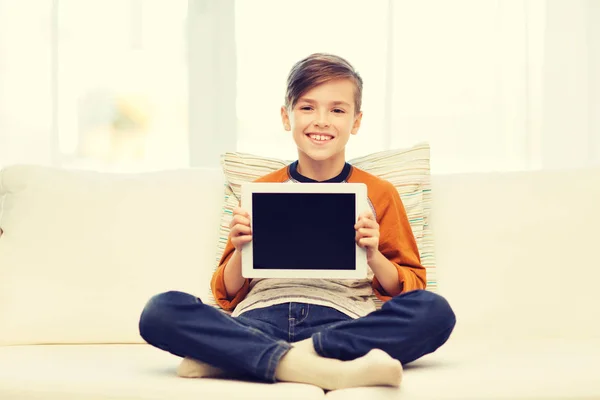 Usměvavý chlapec s tabletovým počítačem doma — Stock fotografie