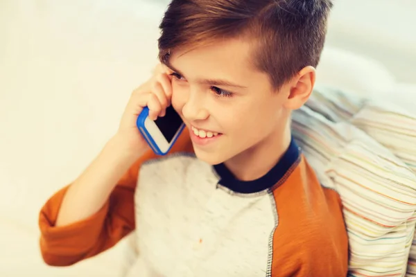 Glücklicher Junge telefoniert zu Hause mit dem Smartphone — Stockfoto
