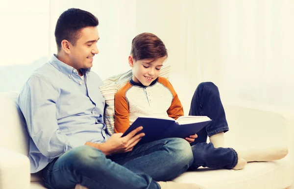 Ευτυχής πατέρας και γιος διαβάζοντας το βιβλίο στο σπίτι — Φωτογραφία Αρχείου