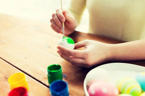 Primer plano de las manos de la mujer para colorear huevos de Pascua — Foto de Stock