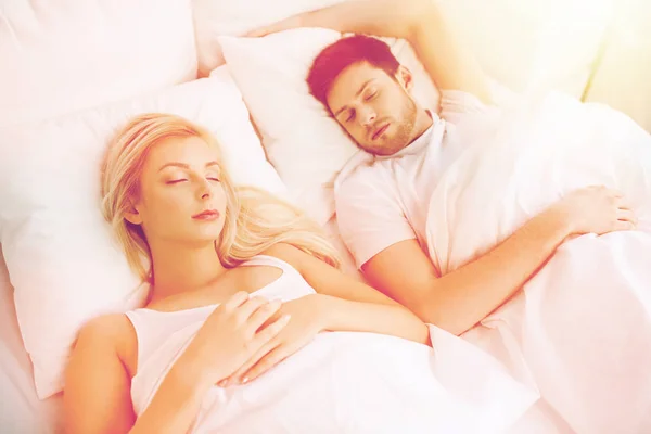 Casal feliz dormindo na cama em casa — Fotografia de Stock