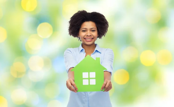 Mulher americana africana feliz com ícone de casa verde — Fotografia de Stock