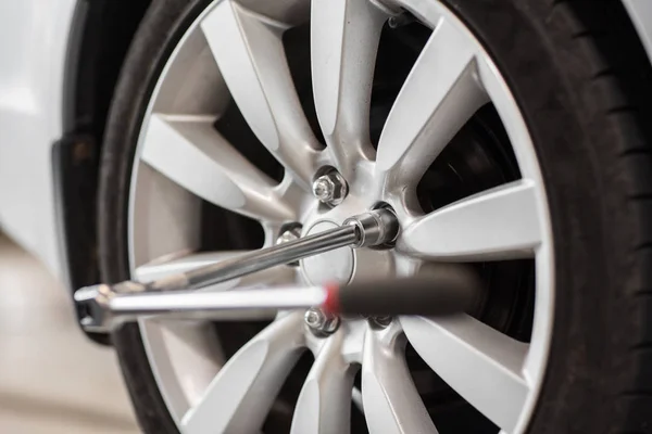Destornillador y neumático de rueda de coche — Foto de Stock