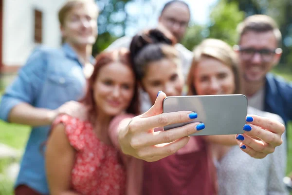 Friends with smartphone taking selfie at summer — Stock Photo, Image