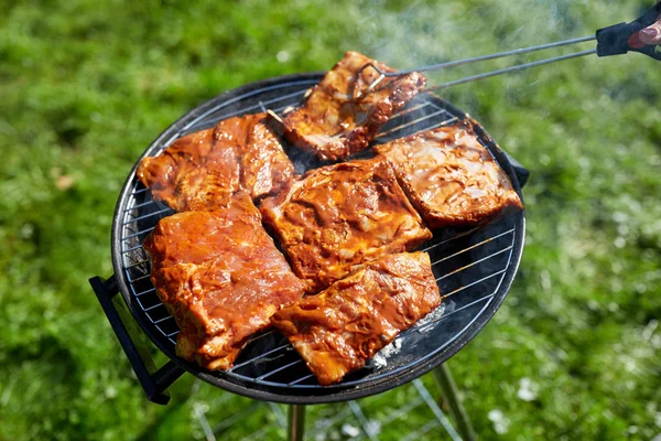 Meat cooking on barbecue grill at summer party — Stock Photo, Image