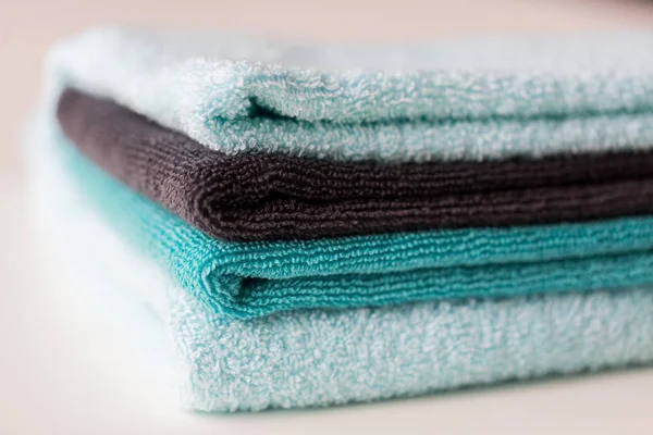 Primer plano de toallas de baño apiladas —  Fotos de Stock