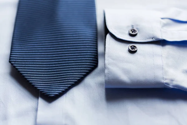 Zbliżenie na koszulę i niebieskie Wzorzysty krawat — Zdjęcie stockowe