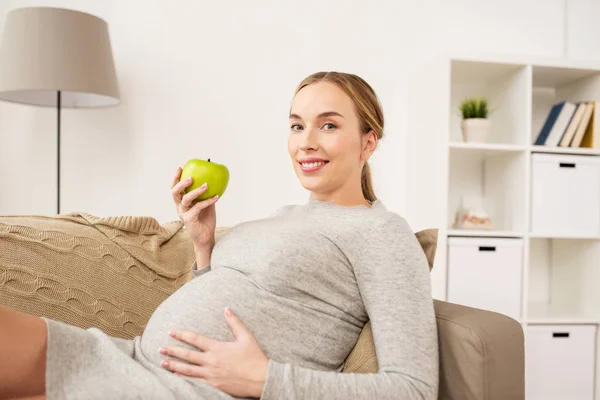 Heureuse femme enceinte avec pomme verte — Photo