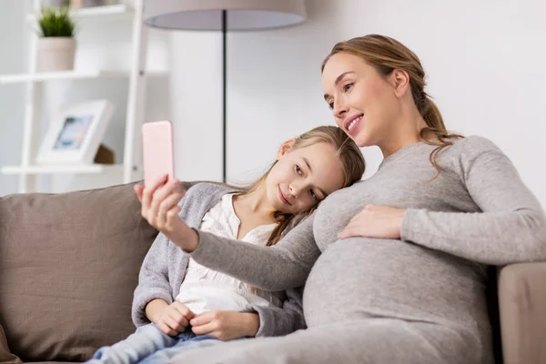 Mulher grávida e menina tomando selfie smartphone — Fotografia de Stock