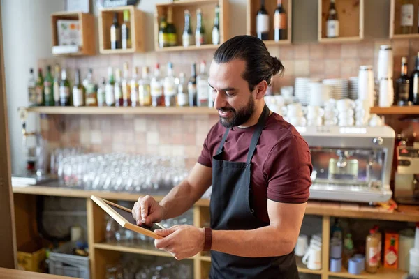 Ευτυχισμένος άνθρωπος ή σερβιτόρος με μαυροπίνακα banner στο μπαρ — Φωτογραφία Αρχείου