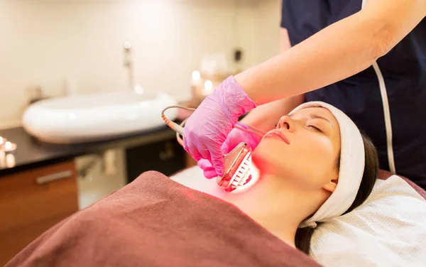 Junge Frau mit Mikrodermabrasion im Spa — Stockfoto